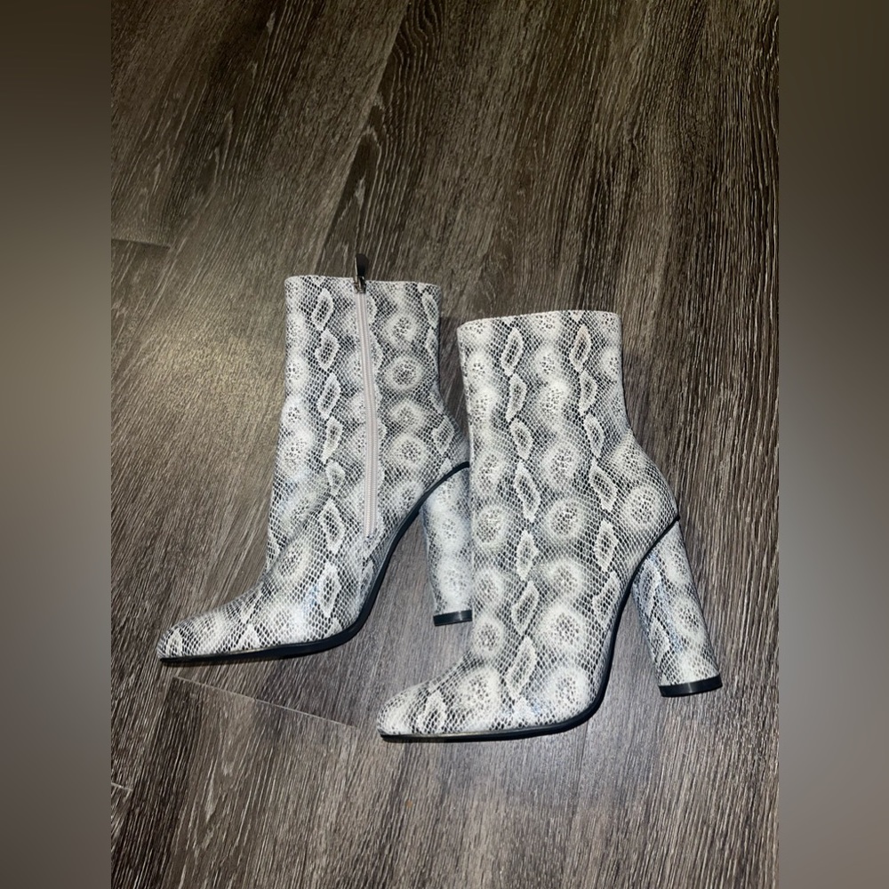Snakeskin print Boots